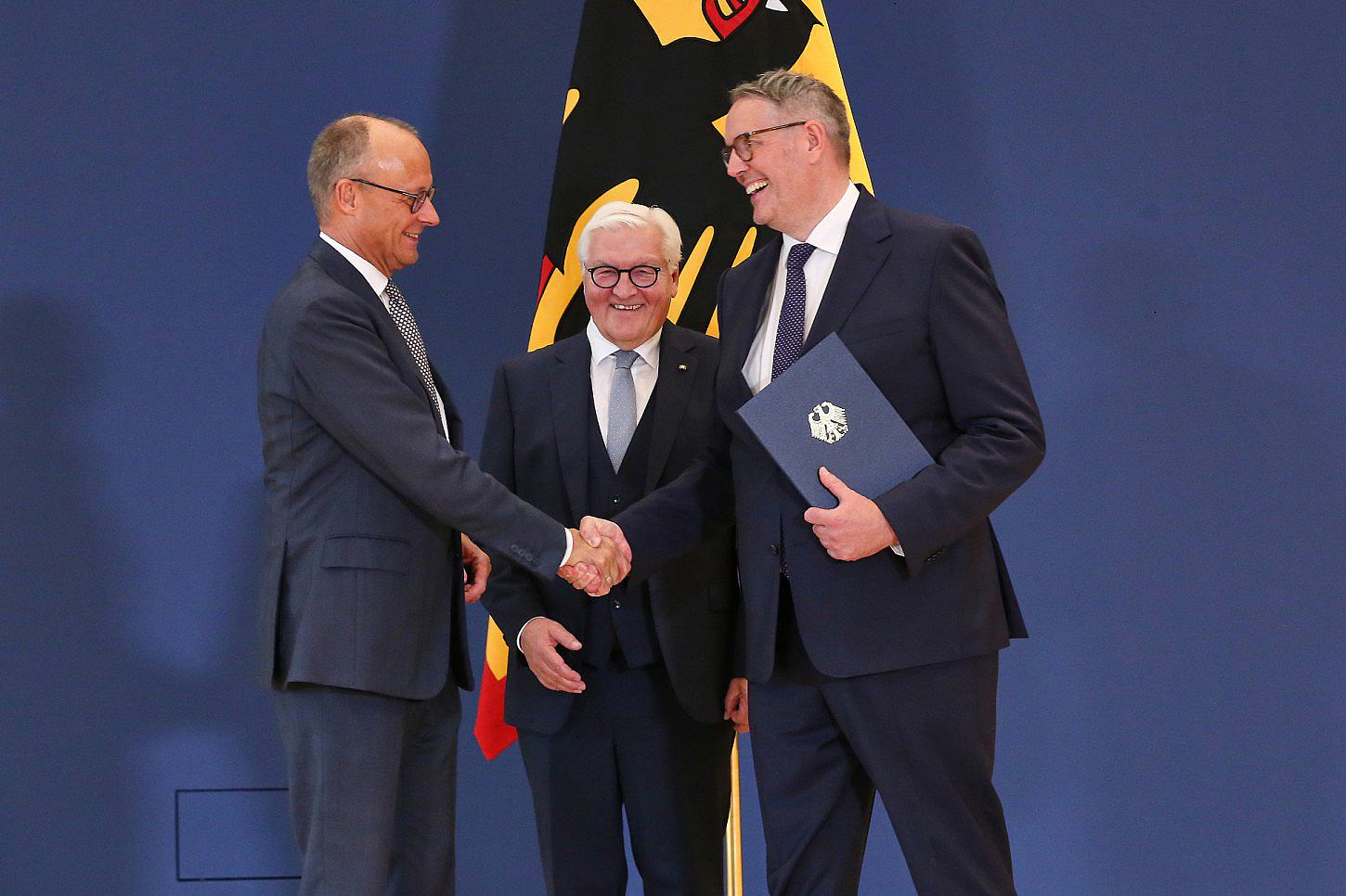 Schweitzer bekommt Ernennungsurkunde als Arbeitsminister