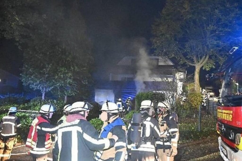 Rauchmelder weckt Bewohner in Buchholz – Wohnhaus nach Garagenbrand unbewohnbar