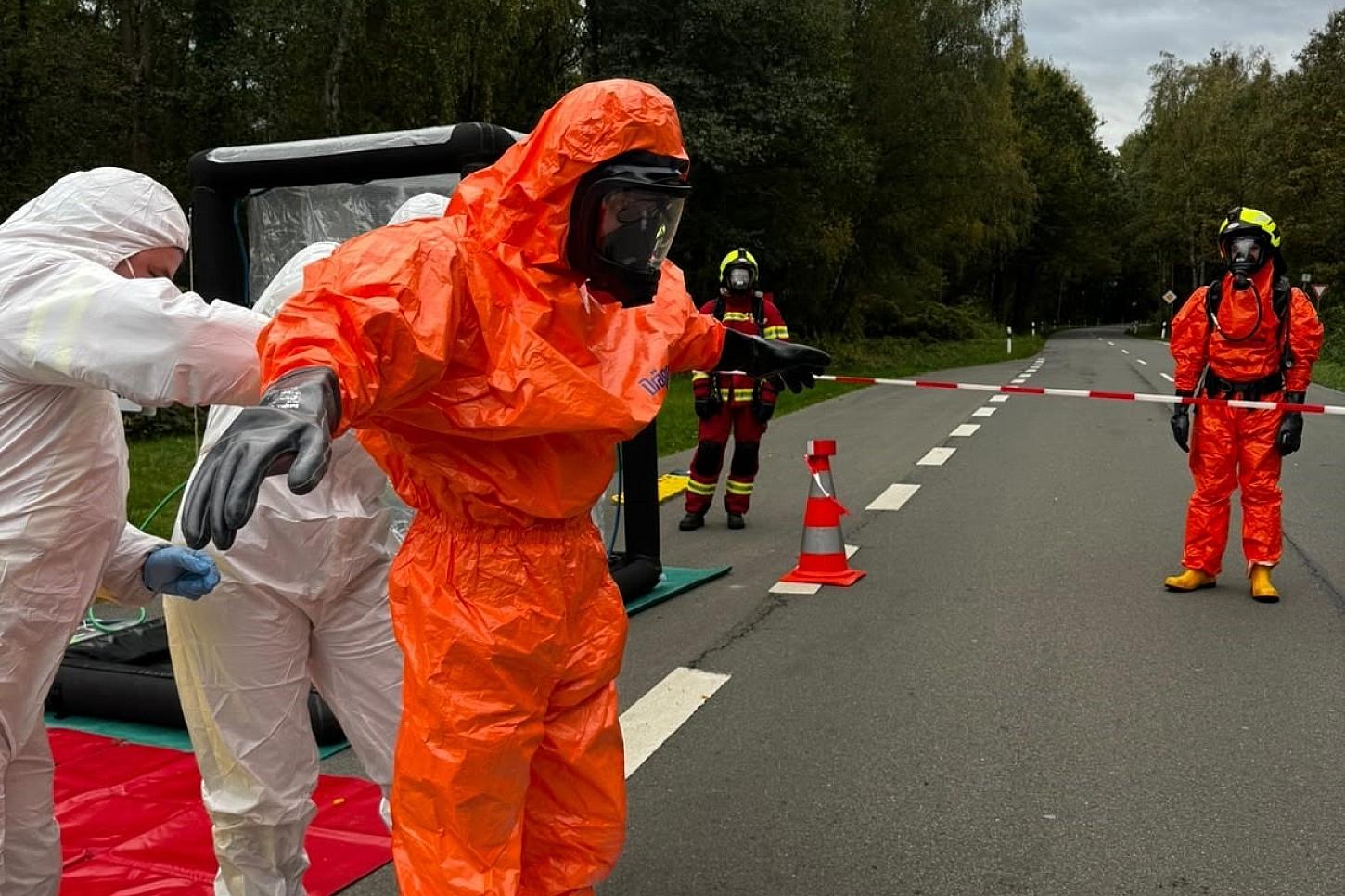 Gefahrguteinsatz nach Fund unbekannter Säure am Waldrand bei Nienhagen