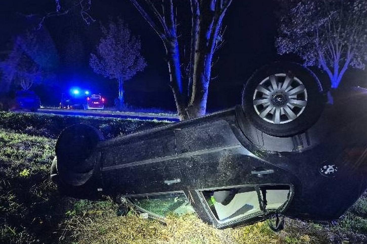 Auto prallt bei Einbeck gegen Baum und überschlägt sich