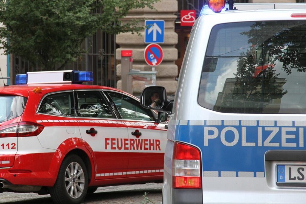 Feuerwehr befreit in Aurich Jungen aus Stahltor