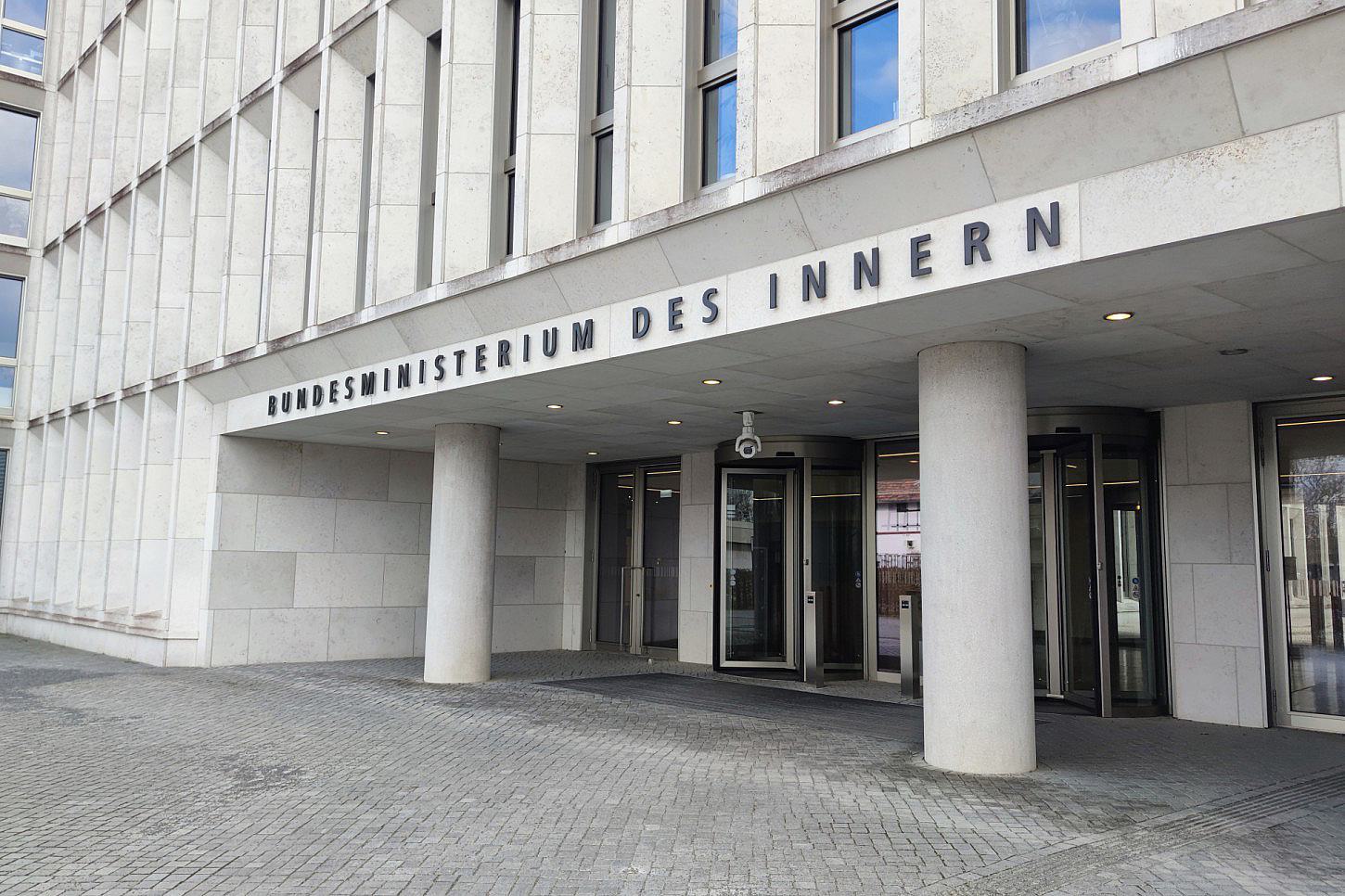 Linke wirft Innenministerium Rechtsbruch bei Afghanen vor