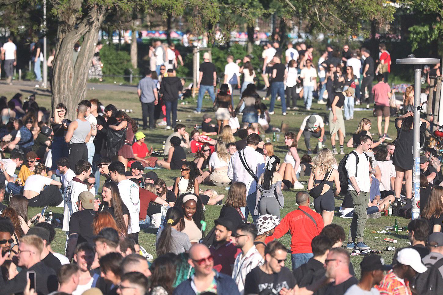 Opposition stärkt Jugend vor geplanten Protesten den Rücken