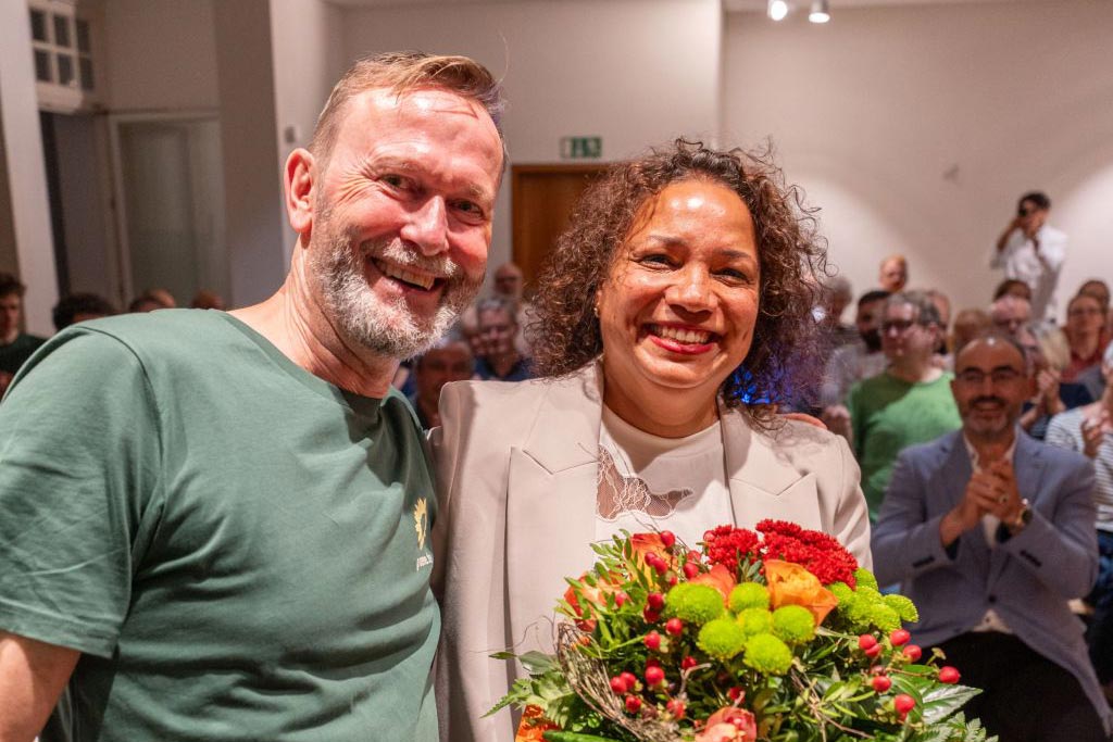 Hermann Neemann aus dem Vorstand der Oldenburger Grünen mit der für die Landtagswahl 2027 nominierten Lena Nzume.