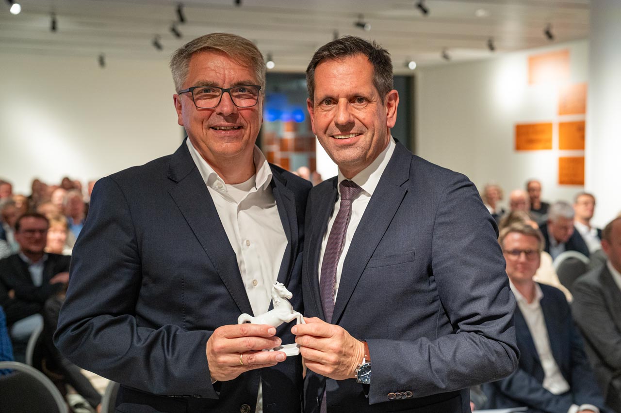Ministerpräsident Olaf Lies überbrachte Lobesworte und ein Porzellanpferd zum Abschied von Oberbürgermeister Jürgen Krogmann.