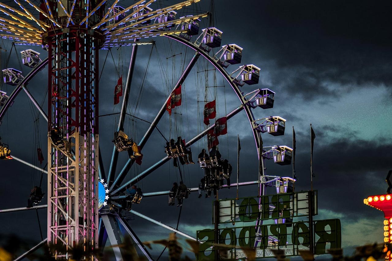 Riesenrad und Kettenflieger auf dem Oldenburger Kramermarkt 2026.