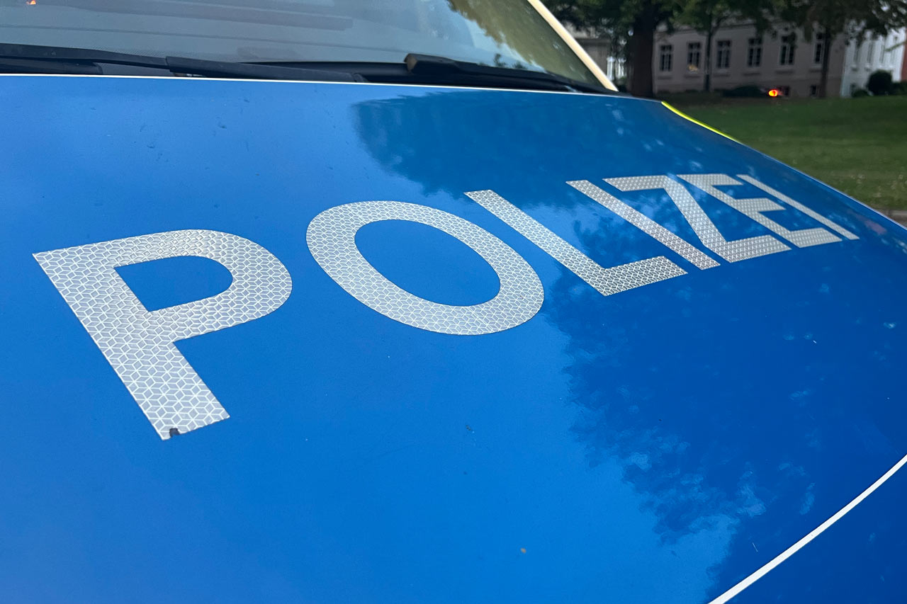 Zeugen gesucht: Die Polizei bittet um Hinweise zum möglichen Tathergang und zu den Personen im Fluchtfahrzeug.
