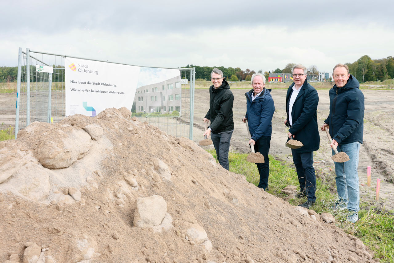 Holger Denckmann, Ralph Wilken, Oberbürgermeister Jürgen Krogmann und Architekt Stefan Scheper beim symbolischen ersten Spatenstich für ein neues Mehrfamilienhaus auf dem Fliegerhorst.