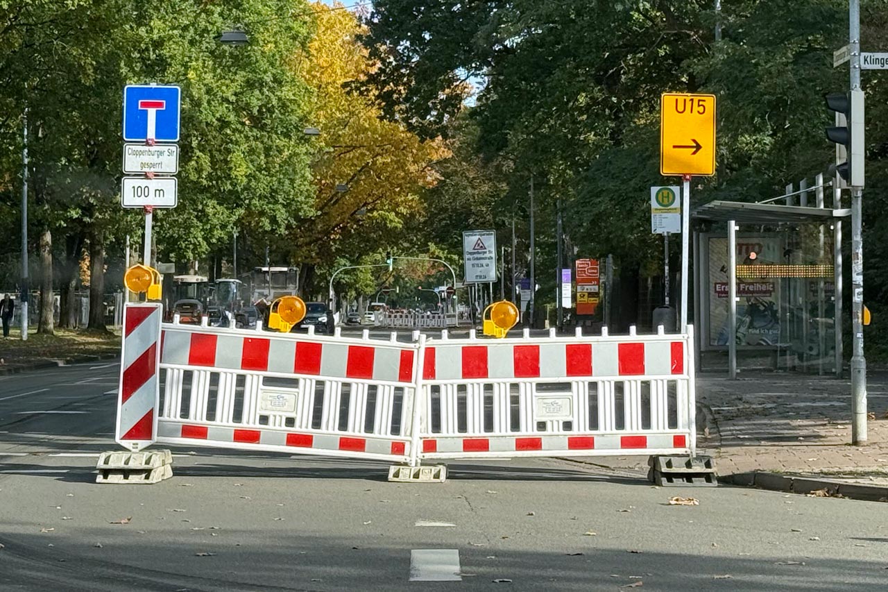 Die Arbeiten sind mit einer Einbahnstraßenregelung und Umleitungen verbunden. Der Rad- und Fußverkehr kann die Stelle weiterhin passieren.
