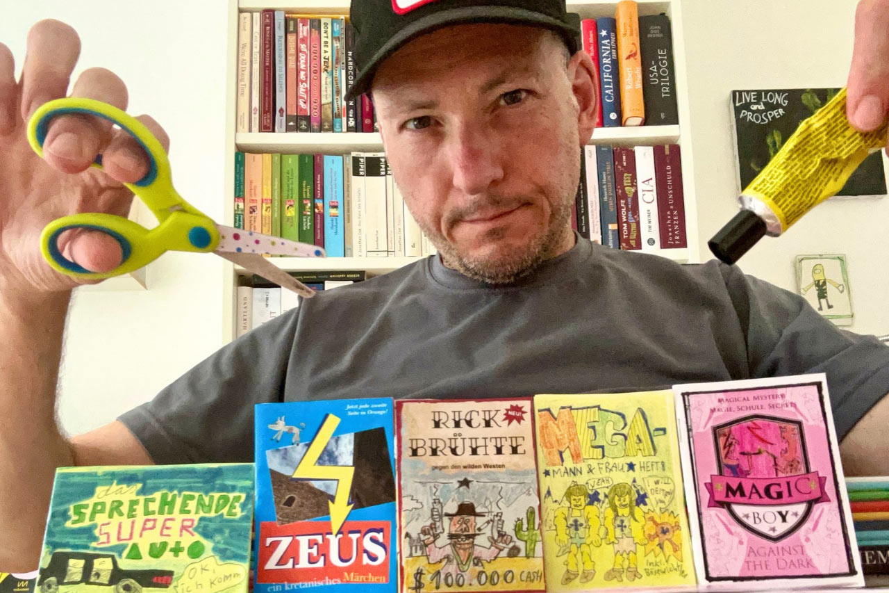 Beim ZineFestOL vertreten: Florian Filsinger mit selbst gestalteten Zines.